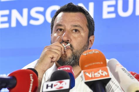 Europee Salvini Bacia Il Rosario Ora Si Torna A Lavorare Con Gli