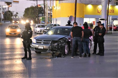 Chocan Vehículo Particular Y Patrulla De La Policía De Reacción En