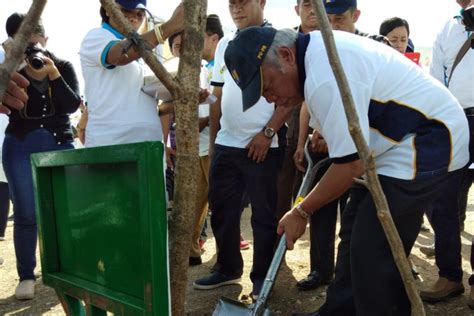 Foto Basuki Ajak Warga Tanam Pohon Di Sekitar Bendungan Raknamo