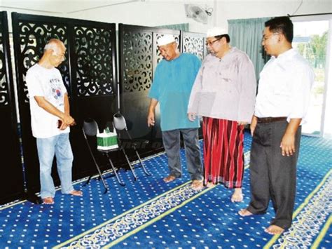 Surau Baru Jadi Sasaran Pencuri Ahli Jawatankuasa Surau Menunjukkan