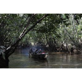 ImagesDéfense Le général Xavier Buisson se déplace en pirogue sur le