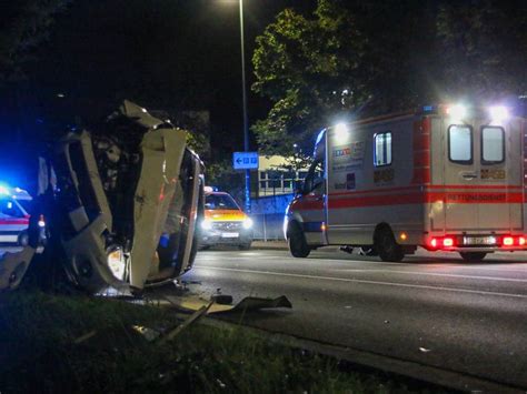 Auto überschlägt sich nahe der Kirche Fahrer hat einen Schutzengel