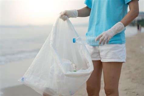 Ahorre Agua Los Voluntarios Recogen Basura En La Playa Y Las Botellas