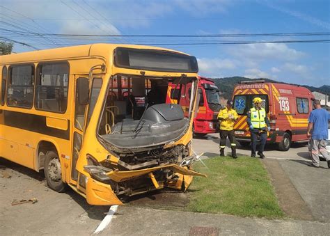 Ônibus escolares cheios de crianças colidem em cruzamento em Itajaí