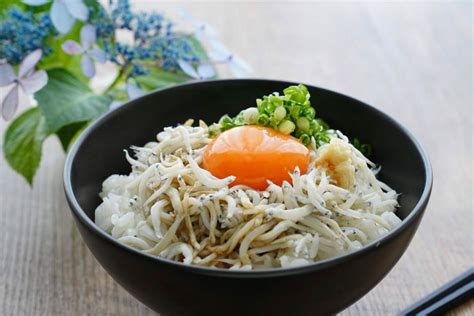 しらす丼のレシピ。たれは醤油＆ごま油！しらすご飯の簡単な作り方。 やまでら くみこ のレシピ