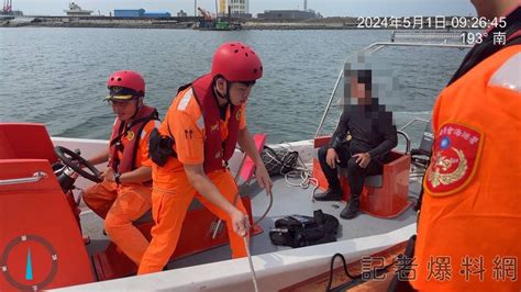 台中市梧棲北堤發生釣客落海 海巡獲報火速馳援平安救起