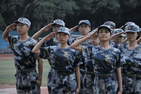 军训之声 十九连学员参加军训团“会操”考核 华中师范大学物理科学与技术学院