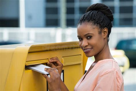 Mulher Inserindo Carta Na Caixa De Correio Imagem De Stock Imagem De