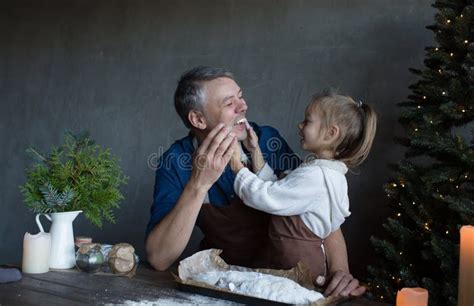 Feliz Padre Familiar Y Su Hija Juegan Juntos En La Cocina Mientras