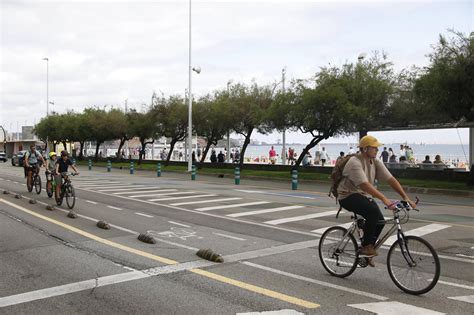 En Im Genes Los Ciclistas Aplauden La Vuelta Del Carril Bici Junto Al