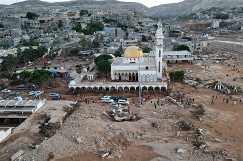 بعد ستّة أيام تضاءل الأمل بالعثور على أحياء في فيضانات ليبيا صور