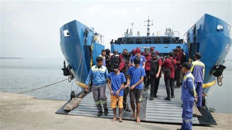 Foto Foto Pemindahan Napi Ke Nusakambangan Dikawal Personel Brimob