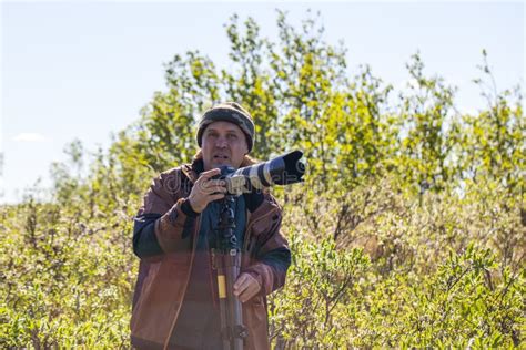 Un Grupo De Científicos Ornitólogos Estudian La Anidación De Aves Del