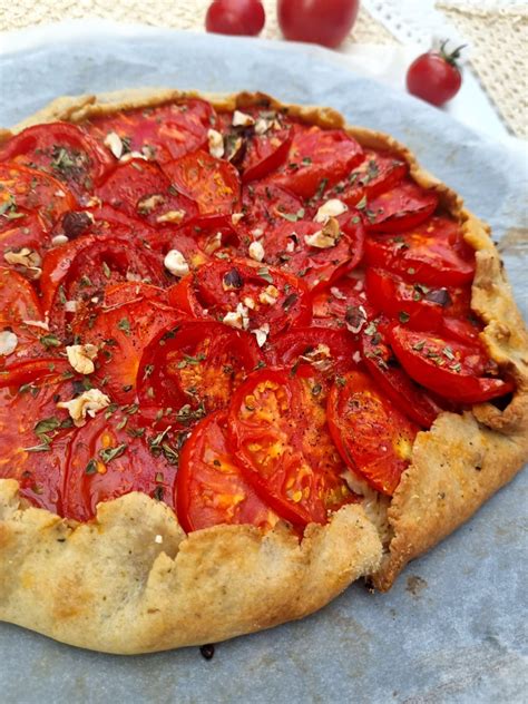 Une délicieuse tarte à la tomate et moutarde avec une pâte au fromage