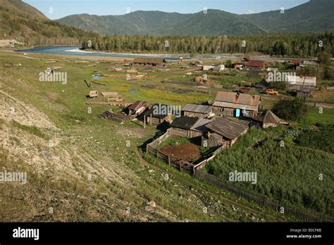 Pueblo de Tungur y el río Katun en las montañas de Altai Rusia