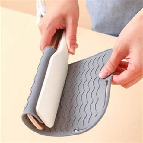 Multicolored Heat-Resistant Silicon Mat For Hair Straightener, Curling ...