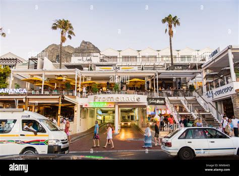 Menschen Und Autos Vor Der Promenade In Camps Bay In Kapstadt