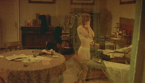 Naked Irène Jacob in The Double Life of Veronique