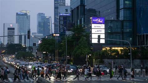 Suasana Kawasan Sudirman Jakarta Di Hari Pertama Kerja Usai Cuti