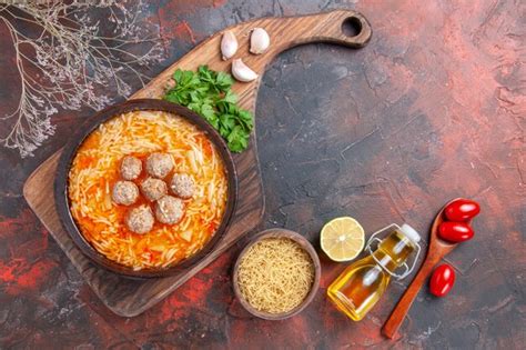 Sopa De Alb Ndigas Con Fideos A Bordo De Pastas Crudas Verduras De