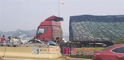 突發！靜蘭大橋大貨車撞小汽車，小汽車失控旋轉180°車身嚴重變形 每日頭條