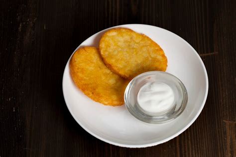 Tortitas De Patata Con Crema Agria En Un Plato Foto Premium