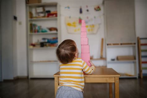 Bebê é trancada em creche após funcionários fecharem antes do previsto