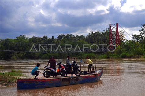 PEMBANGUNAN JEMBATAN GANTUNG DI GROBOGAN ANTARA Foto