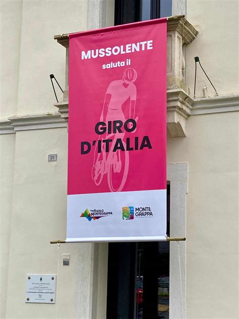 Giro DItalia Sul Monte Grappa Venti Comuni Espongono I Teli Rosa