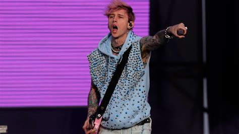 Machine Gun Kelly, Chainsmokers headline SI Super Bowl Party 2023