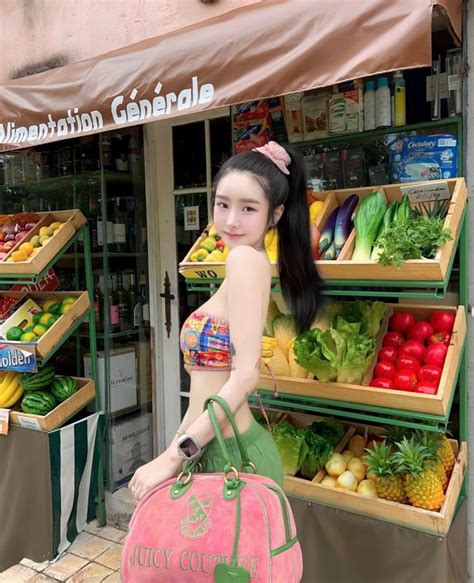 Hot girl xinh đẹp mặc gợi cảm khi ra đường