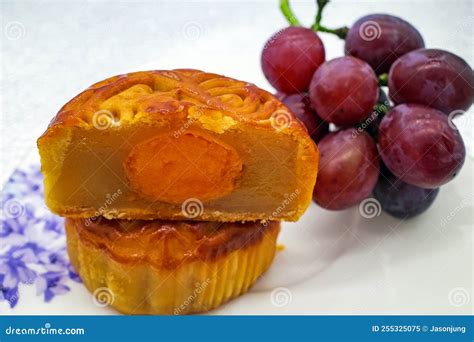 Traditional Food Moon Cake and Wine in Festival Stock Image - Image of mooncake, festival: 255325075