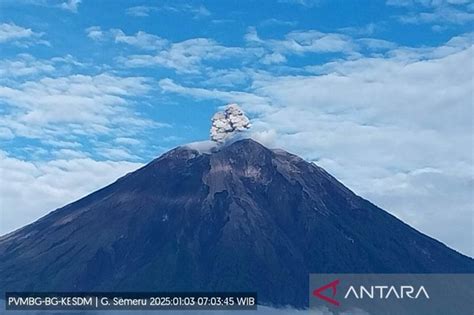 Gunung Semeru Erupsi Disertai Letusan Setinggi 700 Meter ANTARA News