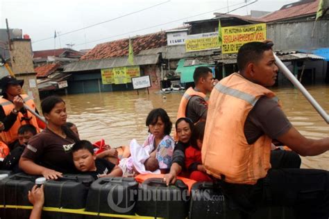 Brimob Evakuasi Korban Banjir Kampung Melayu Foto 17 970401