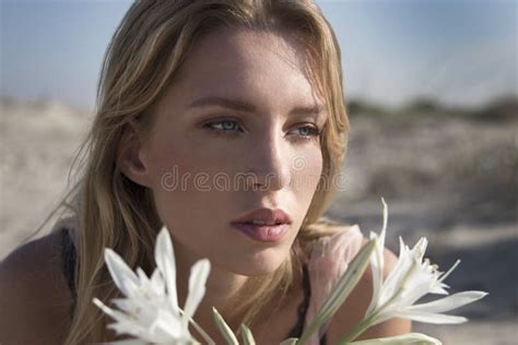 Mooi Meisje Met Blonde Haar Blauwe Ogen En Witte Bloemen Stock Afbeelding Image of blauw één