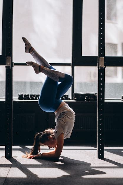 Retrato De Mujer Joven Atractiva Haciendo Ejercicios De Yoga O Pilates