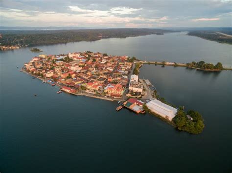 Ilha De Flores Na Guatemala Luz Do Por Do Sol Lago Peten Itza No