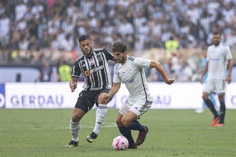 Torcida do Atlético MG profere cânticos homofóbicos em clássico contra