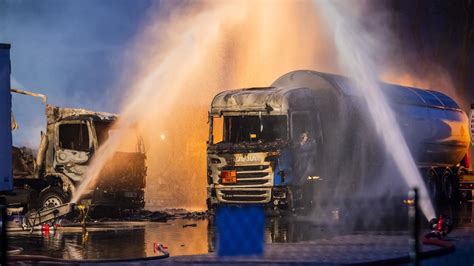 Gro Brand In Gewerbegebiet Gel Scht Brennende Tanklaster In