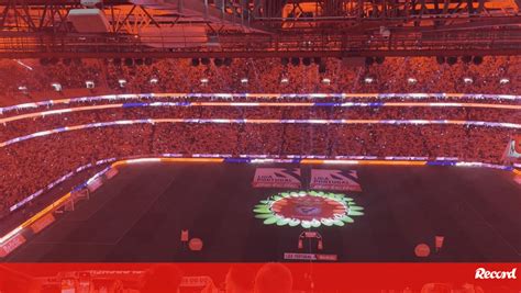 O espectáculo de luz e som que antecedeu o dérbi entre Benfica e