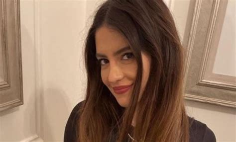 Sarah Kohan festeja años con sus mejores posados en ropa de gala y bikini