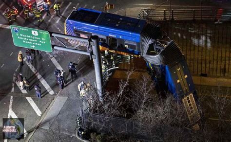 Al Menos 8 Heridos Después De Que Un Autobús Quedará Colgado De Un Puente En Nueva York Video