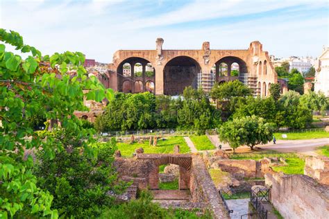 La Bas Lica De Maxentius Y De Constantina En Roma Foto De Archivo