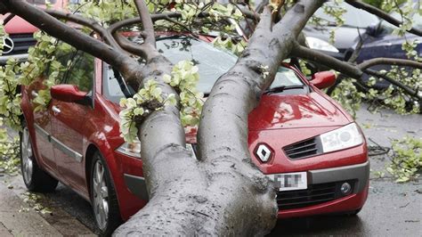 Nawałnice nad Polską Mężczyzna rażony piorunem zalane drogi i budynki