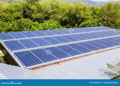 Painéis Solares Fotovoltaicos Em Casa De Telhado Conceito De Energia