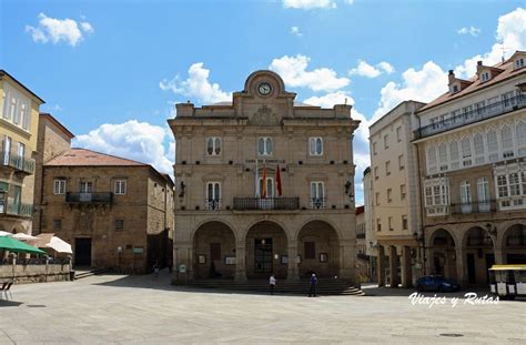 An Old Building In The Middle Of A Courtyard