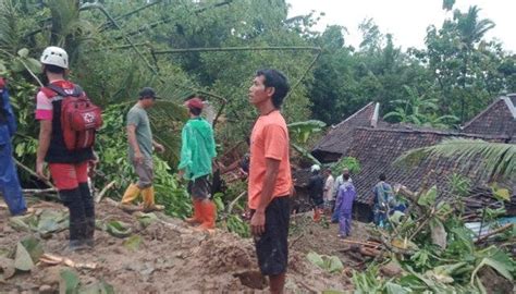 4 Rumah Terdampak Longsor Dan 2 Orang Masih Tertimbun Tanah Di