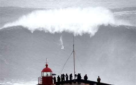 Surfistas De Ondas Gigantes Desafiam E Descobrem As Praias Portuguesas