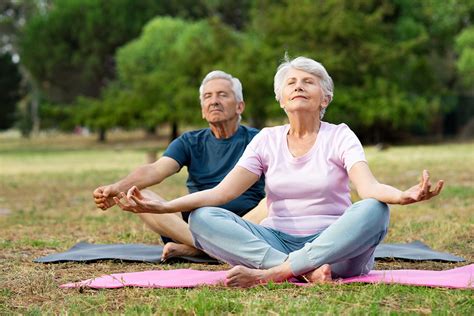 ¿por Qué Los Adultos Mayores Deberían Practicar Yoga