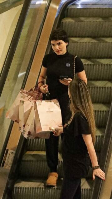 Vanessa Giacomo Flagrada Passeando Em Shopping Do Rio